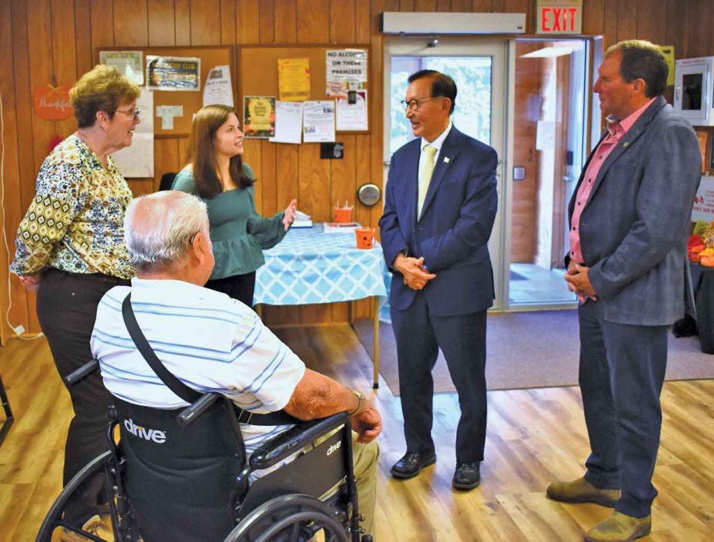 Ontario Minister Raymond Cho and MPP Paul Vickers meet with MNBP and Friendship Club representatives.